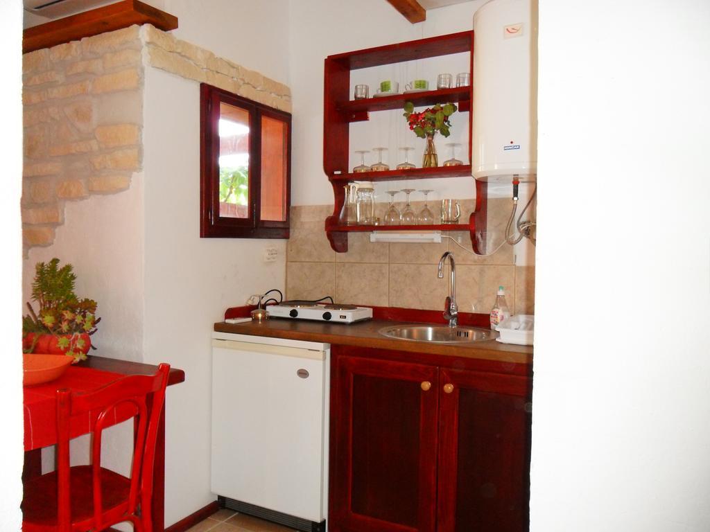 Apartments Picasso Komiža Quarto foto