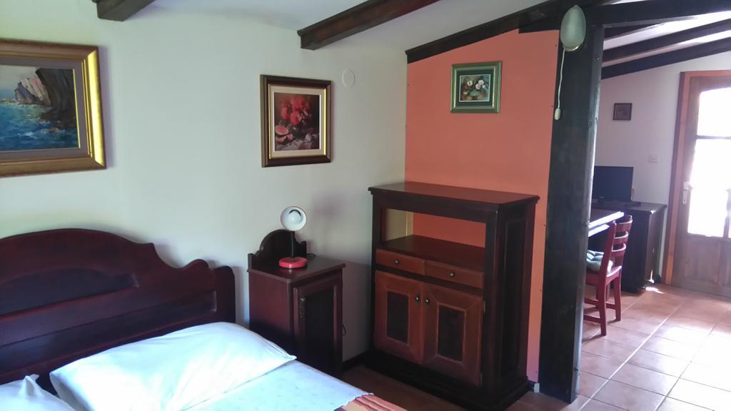 Apartments Picasso Komiža Quarto foto