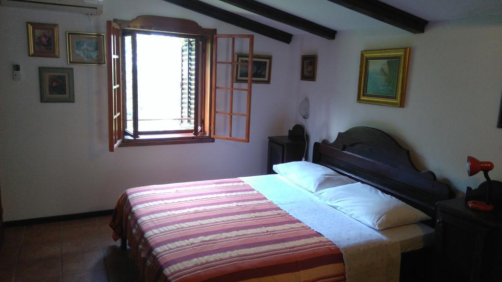 Apartments Picasso Komiža Quarto foto